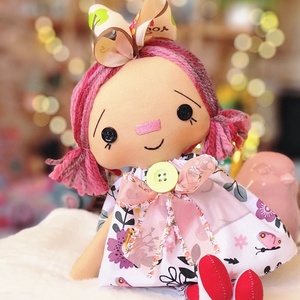Rózsaszín hajú baba virágos ruhában, rongybaba, Raggedy Ann, tavaszi nyári dekoráció - Meska.hu