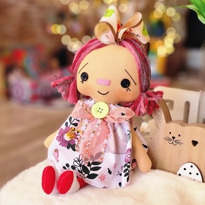 Rózsaszín hajú baba virágos ruhában, rongybaba, Raggedy Ann, tavaszi nyári dekoráció - otthon & életmód - babaszoba, gyerekszoba - babaszoba dekoráció - Meska.hu