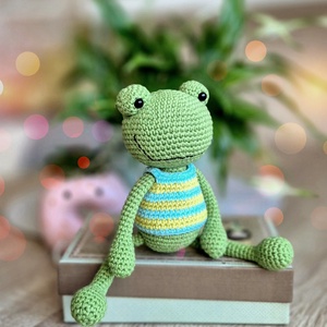 Horgolt béka, amigurumi állatfigura, nyári dekoráció, babaszoba dekoráció - Meska.hu