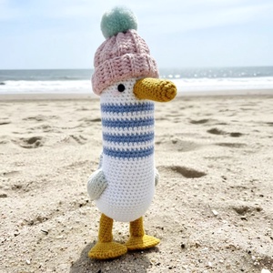 Horgolt sirály, amigurumi madár, nyári dekoráció, Játék & Sport, Plüssállat & Játékfigura, Madár, Baba-és bábkészítés, Horgolás, Sapijával együtt 22 cm magas, horgolt amigurumi figura.  
Pamut fonalak felhasználásával készült.

..., MESKA
