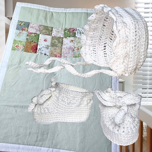 Vintage hatású, patchwork-betétes babatakaró, puha játszópléd Szet � babasapkával és babacipővel - Meska.hu