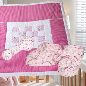 Rózsaszín patchwork-betétes babatakaró, puha játszópléd Szet � babacipővel és ajándék csörgővel - Meska.hu
