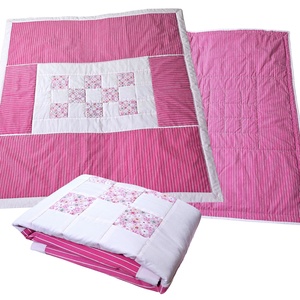 Rózsaszín patchwork-betétes babatakaró, puha játszópléd Szet � babacipővel és ajándék csörgővel - baba - mama - baba ágynemű - babatakaró, gyerek pléd - Meska.hu