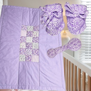 Lila patchwork-betétes babatakaró, puha játszópléd Szet � babacipővel és ajándék csörgővel - Meska.hu