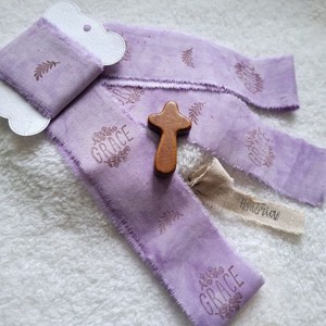 Kézzel festett és bélyegzett, tépett, pamutszalag, Bibliai, igés, felirattal- levendula- 027 - Meska.hu