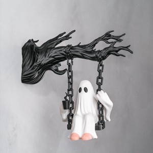 Halloween fali dekoráció, hintázó szellem faágon � falidísz figura, 11 x 11 x 7 cm - Meska.hu