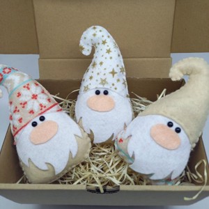 Karácsonyi manók - filc karácsonyfa dísz (3db)-krém - karácsony - karácsonyi lakásdekoráció - Meska.hu