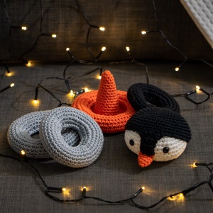 Horgolt pingvin torony - játék & sport - készségfejlesztő és logikai játék - toronyépítő- és egyensúlyozó játékok - Meska.hu