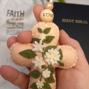 Kereszt, filc virágokkal-Bibliai igés zsákban-LOVE-barack - otthon & életmód - vallás - kereszt - Meska.hu