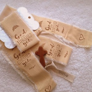 Kézzel festett és bélyegzett, tépett, pamutszalag, Bibliai, igés, felirattal- krém-009, Kellékek & szerszámok, Rövidáru, Szalag, pánt, Textilszalag, , MESKA