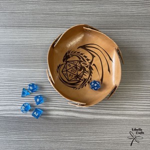 Kocka köré font sárkány motívumos kockadobó tálca - játék & sport - táblajáték és kártyajáték - társasjátékok - dobókocka - Meska.hu