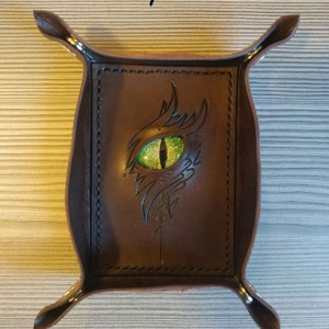 Sárkányszemes kockadobó tálca - ZÖLD szemmel - játék & sport - táblajáték és kártyajáték - társasjátékok - dobókocka - Meska.hu