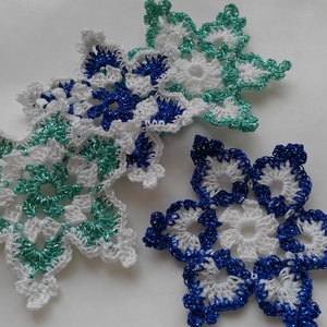 Horgolt hópihe díszek (4 db / csomag) - karácsony - karácsonyi lakásdekoráció - karácsonyfadíszek - Meska.hu