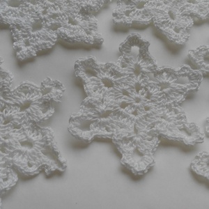 Horgolt hópihe díszek (6 db / csomag) - karácsony - karácsonyi lakásdekoráció - karácsonyfadíszek - Meska.hu