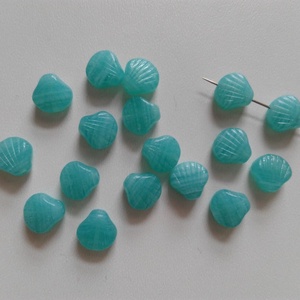 Cseh üveggyöngy kagyló - 9x9x5mm - 22 db / csomag - zöld, Kellékek & szerszámok, Gyöngyfűzés kellékek, Üveggyöngy, , MESKA