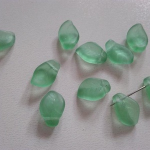 Cseh üveggyöngy levél - 15x10mm - 11 db / csomag - matt világoszöld, Kellékek & szerszámok, Gyöngyfűzés kellékek, Üveggyöngy, , MESKA