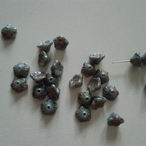 Cseh üveggyöngy virág - 7x5 mm - 20 db / csomag - szürkéskék-barna, Kellékek & szerszámok, Gyöngyfűzés kellékek, Üveggyöngy, , MESKA
