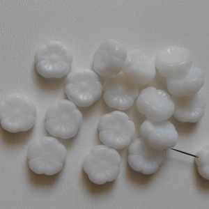 Cseh üveggyöngy virág - 9x4mm - 15 db / csomag - fehér, Kellékek & szerszámok, Gyöngyfűzés kellékek, Üveggyöngy, , MESKA
