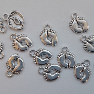 Fém medál - 14x10mm - talpacska - 10 db / csomag - antik ezüst szín, Kellékek & szerszámok, Ékszerkellék, Medál csomag, , MESKA