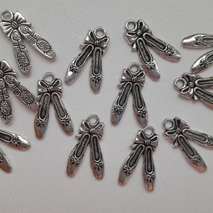 Fém balerinacipő medál - 21x13mm - 10 db / csomag - antik ezüst szín, Kellékek & szerszámok, Ékszerkellék, Medál csomag, Ékszerkészítés, MESKA