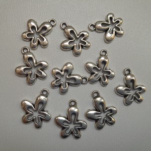 Fém medál - 18x15mm - virág - 10 db / csomag - antik ezüst szín, Kellékek & szerszámok, Ékszerkellék, Medál csomag, , MESKA