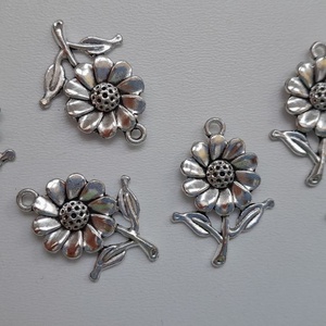 Fém medál - 26x18mm - virág napraforgó - 10 db / csomag - antik ezüst szín, Kellékek & szerszámok, Ékszerkellék, Medál csomag, , MESKA