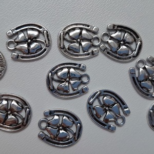 Fém medál - 17x14mm - patkó lóhere - 10 db / csomag - antik ezüst szín, Kellékek & szerszámok, Ékszerkellék, Medál csomag, Ékszerkészítés, MESKA