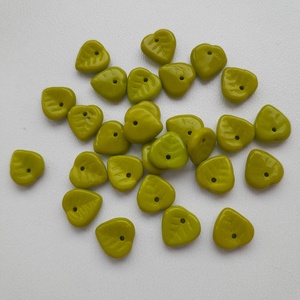 Cseh üveggyöngy levél - 9mm - 28 db / csomag - olívazöld, Kellékek & szerszámok, Gyöngyfűzés kellékek, Üveggyöngy, , MESKA