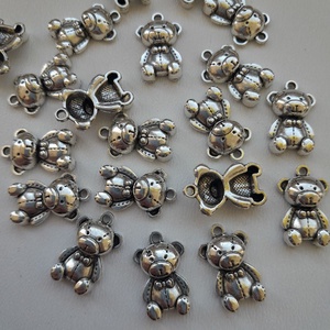 Fém medál - 17x11mm - macika - 10 db / csomag - antik ezüst szín, Kellékek & szerszámok, Ékszerkellék, Medál csomag, Ékszerkészítés, MESKA