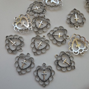 Fém medál - 22x20mm - szív kereszt - 10 db / csomag - antik ezüst szín, Kellékek & szerszámok, Ékszerkellék, Medál csomag, Ékszerkészítés, MESKA