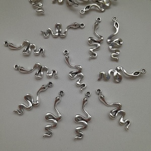 Fém medál - 29x10mm - kígyó - 10 db / csomag - antik ezüst szín, Kellékek & szerszámok, Ékszerkellék, Medál csomag, , MESKA