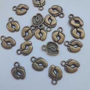 Fém medál - 14x10mm - talpacska - 10 db / csomag - sárgaréz szín, Kellékek & szerszámok, Ékszerkellék, Medál csomag, , MESKA