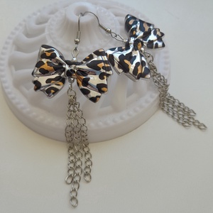 Ezüst-leopárdmintás masnis-láncos fülbevaló - Meska.hu
