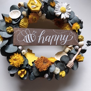 Bee happy ajtódísz , Otthon & Életmód, Dekoráció, Ajtó- és ablak dekoráció, Ajtódísz & Kopogtató, Virágkötés, Méhecskés, sárga virágos nyári kopogtató. Szalmakoszorú alapon, szárított eukaliptusszal, virágokka..., MESKA