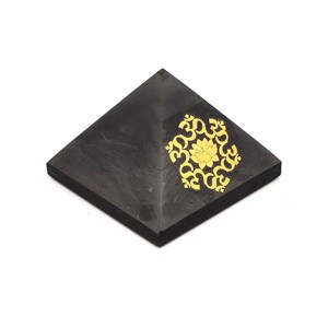 Shungit piramis lótusz om arany matricás 6cm - Meska.hu