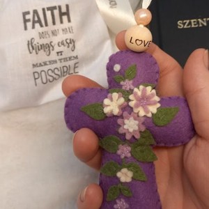Kereszt, filc virágokkal-Bibliai igés zsákban-LOVE-lila - otthon & életmód - vallás - kereszt - Meska.hu