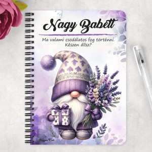 Személyre szabható - Levendulás manó ajándékkal mintás A6-os füzet - otthon & életmód - papír, írószer - jegyzetfüzet & napló - Meska.hu