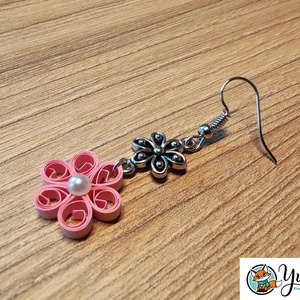 Rózsaszín virágos lógós papír fülbevaló választható díszkővel - quilling ékszer, könnyű fülbevaló - Fémes álom, Ékszer, Fülbevaló, Lógó fülbevaló, Papírművészet, MESKA