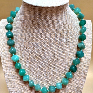 Nyisd meg a szívedet a béke és harmónia energiáinak nagy, 11 mm-es aventurin ásványokból készült nyaklánc, amely finom - Meska.hu