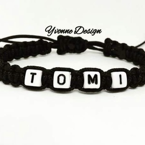 Névvel vagy felirattal ellátott fonott makramé karkötő - ékszer - karkötő - névre szóló karkötő - Meska.hu