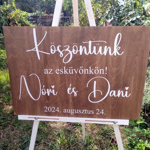 Köszöntünk az esküvőnkön tábla - dió színben  - Meska.hu