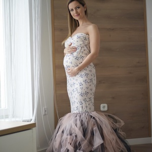 Sellő fazonú virágos kismama ruha, sok sok tüllel az alján - ruha & divat - női ruha - kismamaruha - Meska.hu