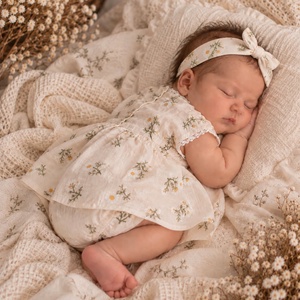 Krémszínű, százszorszép mintás újszülött kislány ruha bugyival és fejpánttal - baba - mama - babafotózás - szett újszülött fotózásra - Meska.hu