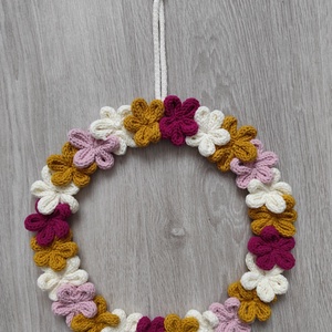 Kötött virágkoszorú, kopogtató - otthon & életmód - dekoráció - ajtó- és ablak dekoráció - ajtódísz & kopogtató - Meska.hu