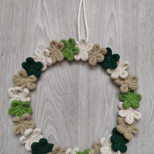 Kötött virágkoszorú, kopogtató - otthon & életmód - dekoráció - ajtó- és ablak dekoráció - ajtódísz & kopogtató - Meska.hu