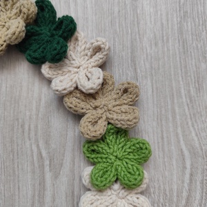 Kötött virágkoszorú, kopogtató - otthon & életmód - dekoráció - ajtó- és ablak dekoráció - ajtódísz & kopogtató - Meska.hu