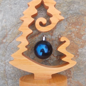 Fenyőfa gömbbel natúr - karácsony - karácsonyi lakásdekoráció - karácsonyi lakásdíszek - Meska.hu