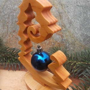 Fenyőfa gömbbel natúr - karácsony - karácsonyi lakásdekoráció - karácsonyi lakásdíszek - Meska.hu