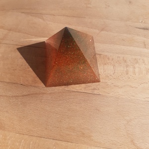 Műgyanta díszpiramis - Meska.hu