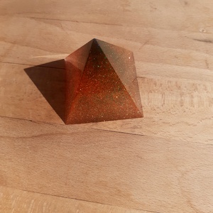 Műgyanta díszpiramis - otthon & életmód - dekoráció - dísztárgy - Meska.hu